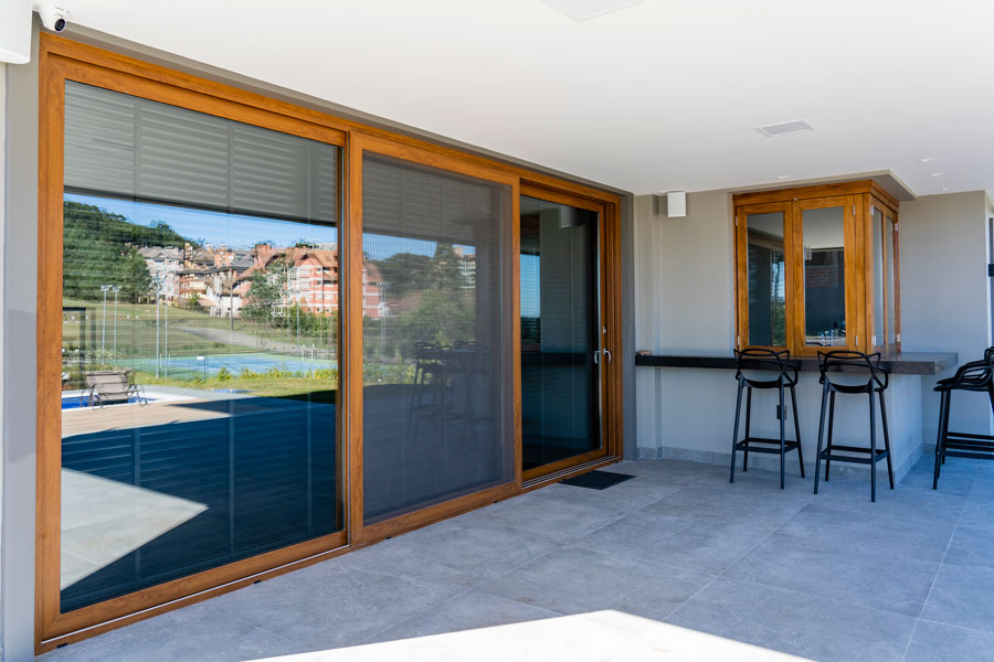 Puerta corrediza de PVC en Golden Oak